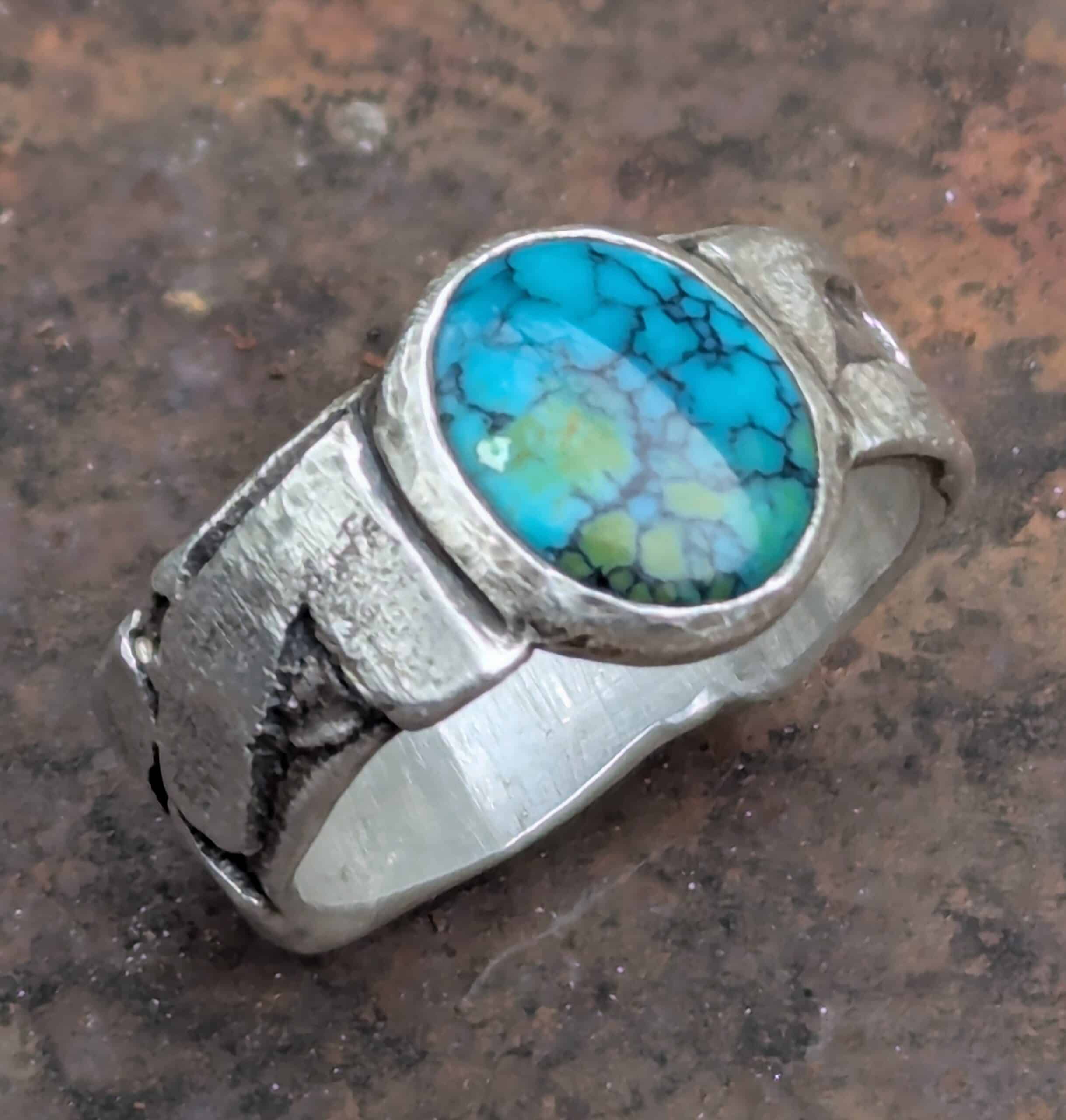 Bague Turquoise en Argent Martelé – Bijou Artisanal Bague en argent martelé sertie d'une turquoise ovale bleue et verte aux reflets naturels.