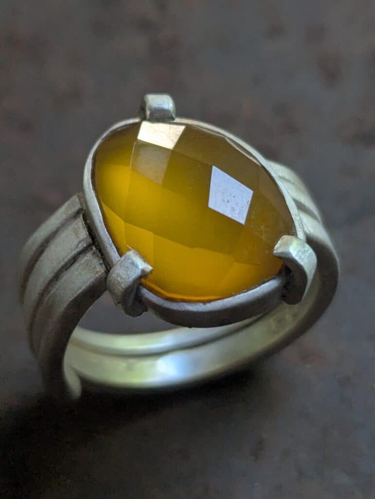 Bague Argent avec Pierre Jaune Ovale Facettée | Bijou Bague en argent ornée d'une pierre ovale facettée jaune ambre sur un socle à quatre griffes.