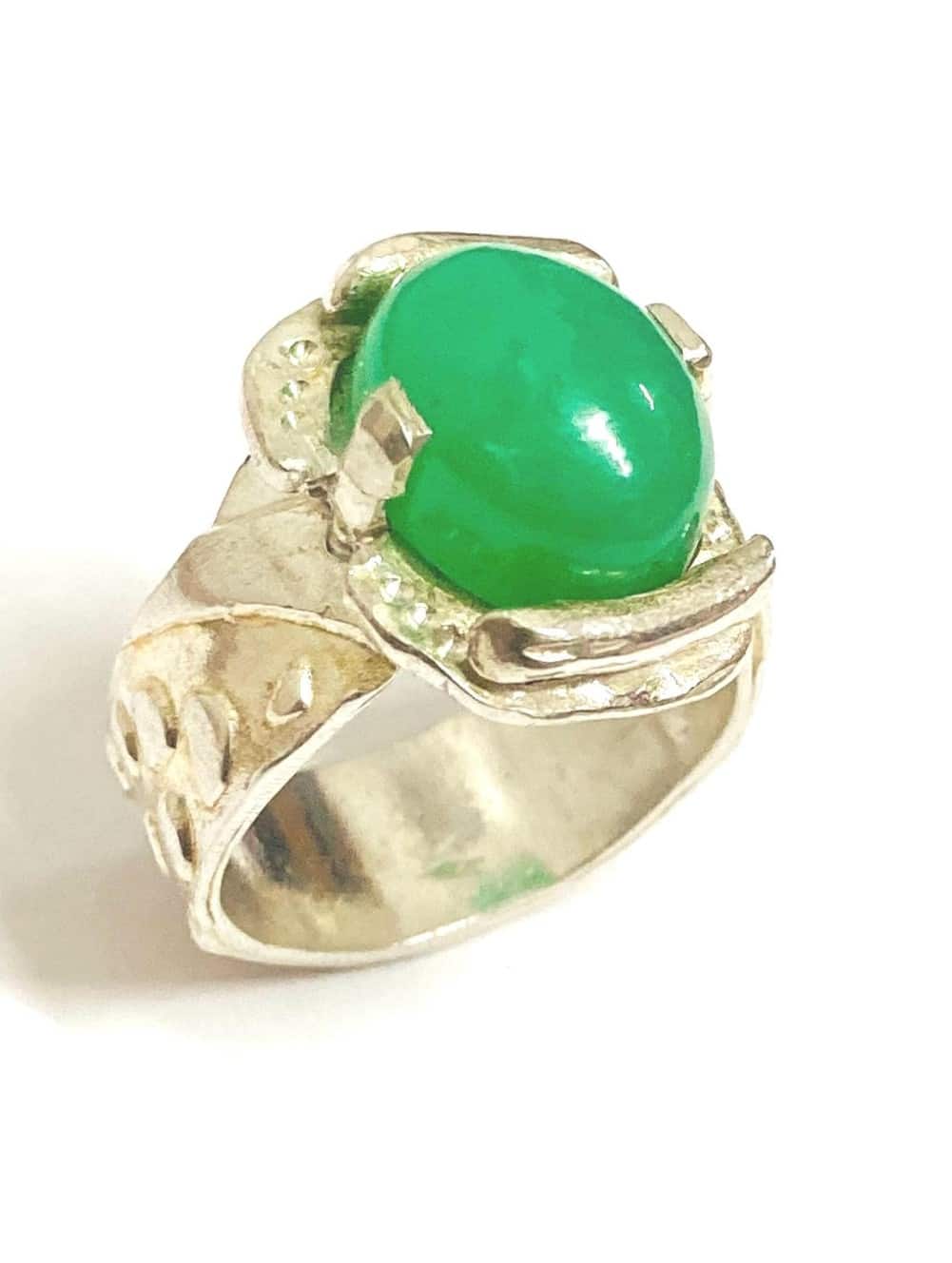 Bague en Argent avec Pierre Verte Cabochon Artisanale Bague artisanale en argent ornée d'une pierre cabochon verte ovale, design vintage texturé.