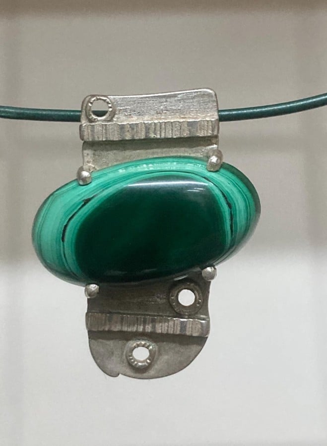 Pendentif Malachite Verte et Argent – Bijou Artisanal Pendentif artisanal en argent serti d'une pierre de malachite verte rubanée sur un cordon assorti.